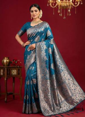 Garb These Fastive And Party Wear Saree in Fine Colored.These Saree And Blouse is Fabricated On Silk Blend.Its Beautified With Woven Jari Designer.