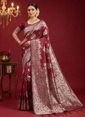 Garb These Fastive And Party Wear Saree in Fine Colored.These Saree And Blouse is Fabricated On Silk Blend.Its Beautified With Woven Jari Designer.