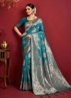 Garb These Fastive And Party Wear Saree in Fine Colored.These Saree And Blouse is Fabricated On Silk Blend.Its Beautified With Woven Jari Designer.