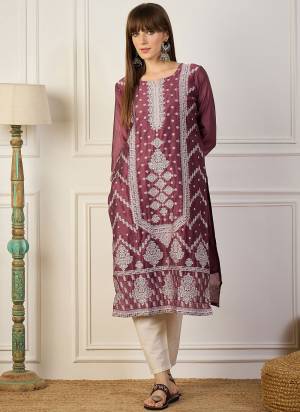 Garb These Beautiful Looking Readymade Kurti.These Kurti Fabricated On Cotton Silk.Its Beautified With Woven Designer.