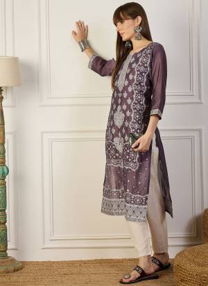 Garb These Beautiful Looking Readymade Kurti.These Kurti Fabricated On Cotton Silk.Its Beautified With Woven Designer.