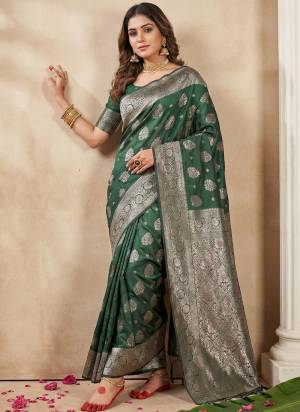 Garb These Fastive And Party Wear Saree in Fine Colored.These Saree And Blouse is Fabricated On Silk Blend.Its Beautified With Woven Jari Designer.