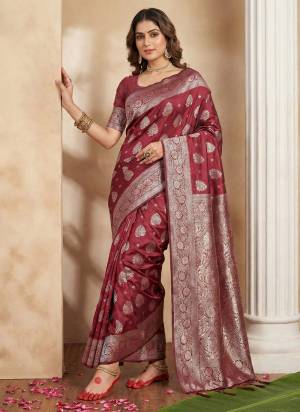 Garb These Fastive And Party Wear Saree in Fine Colored.These Saree And Blouse is Fabricated On Silk Blend.Its Beautified With Woven Jari Designer.