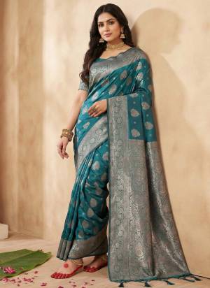 Garb These Fastive And Party Wear Saree in Fine Colored.These Saree And Blouse is Fabricated On Silk Blend.Its Beautified With Woven Jari Designer.