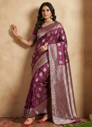 Garb These Fastive And Party Wear Saree in Fine Colored.These Saree And Blouse is Fabricated On Silk Blend.Its Beautified With Woven Jari Designer.