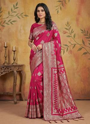 Garb These Fastive And Party Wear Saree in Fine Colored.These Saree And Blouse is Fabricated On Silk Blend.Its Beautified With Woven Jari Designer.