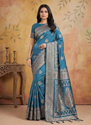 Garb These Fastive And Party Wear Saree in Fine Colored.These Saree And Blouse is Fabricated On Silk Blend.Its Beautified With Woven Jari Designer.