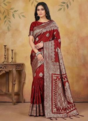 Garb These Fastive And Party Wear Saree in Fine Colored.These Saree And Blouse is Fabricated On Silk Blend.Its Beautified With Woven Jari Designer.