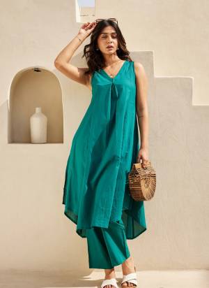 Atrective These Beautiful Looking Readymade Top With Bottom.These Top And Bottom Are Cotton Fabricated.Its Beautified With Solid Designer.