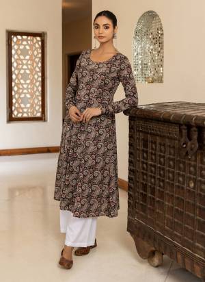Garb These Beautiful Looking Readymade Long Kurti.These Kurti Fabricated On Cotton.Its Beautified With Designer Printed.