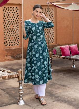 Garb These Beautiful Looking Readymade Long Kurti.These Kurti Fabricated On Cotton.Its Beautified With Designer Printed.