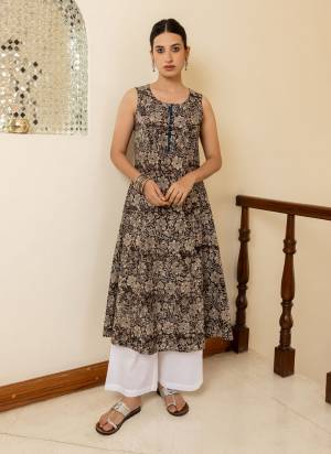 Garb These Beautiful Looking Readymade Long Kurti.These Kurti Fabricated On Cotton.Its Beautified With Designer Printed.