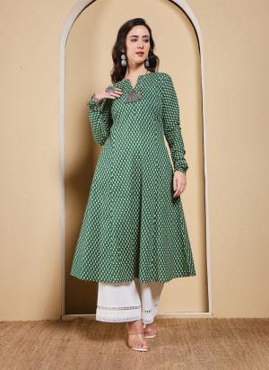 Garb These Beautiful Looking Readymade Long Kurti.These Kurti Fabricated On Cotton.Its Beautified With Designer Printed.