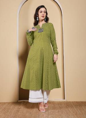 Garb These Beautiful Looking Readymade Long Kurti.These Kurti Fabricated On Cotton.Its Beautified With Designer Printed.