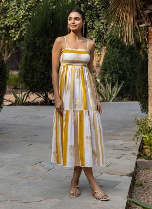 Attractive These Beautiful Looking Readymade Long Midi Dress.These Kurti Fabricated On Cotton.Its Beautified With Designer Printed.