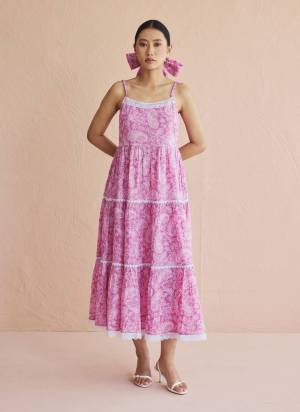 Attractive These Beautiful Looking Readymade Long Midi Dress.These Kurti Fabricated On Cotton.Its Beautified With Designer Printed.