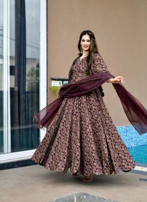 Attrective Looking These Beautiful Looking Readymade Long Gown With Dupatta.These Gown Are Rayon Fabricated With Organza Dupatta.Its Beautified With Designer Digital Printed.