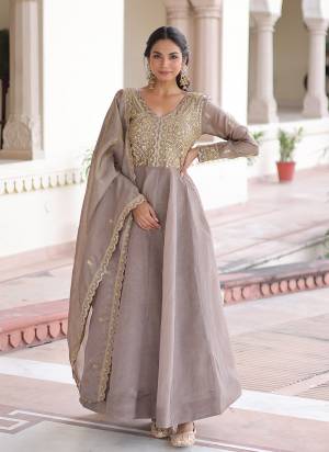 Garb These Beautiful Looking Party Wear Readymade Long Gown With Dupatta.These Gown Are Gold Crush And Dupatta is Fabricated On Gold Crush.Its Beautified With Designer Sequance,Jari Embroidery Work.