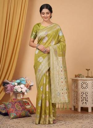 Garb These Fastive And Party Wear Saree in Fine Colored.These Saree And Blouse is Fabricated On Linen Cotton.Its Beautified With Woven Jacquard Designer.