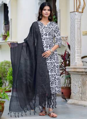 Looking These Beautiful Readymade Suits With Dupatta.These Suit is Fabricated On Top Are Cotton Blend And Bottom Are Cotton Blend And Kota Checks Dupatta .Its Beautified With Designer Floral Printed.