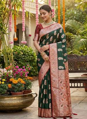 Garb These Fastive And Party Wear Saree in Fine Colored.These Saree And Blouse is Fabricated On Silk Blend.Its Beautified With Heavy Woven Designer.