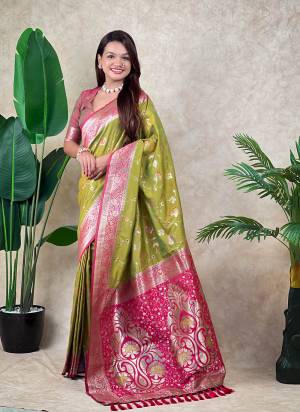 Garb These Party Wear Saree in Fine Colored.These Saree And Blouse is Fabricated On Banarasi Silk.Its Beautified With Weaving Jari Meenakari Jaal Designer.