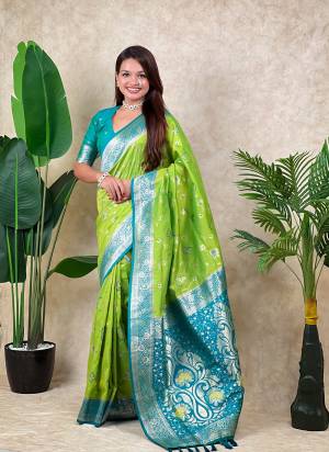 Garb These Party Wear Saree in Fine Colored.These Saree And Blouse is Fabricated On Banarasi Silk.Its Beautified With Weaving Jari Meenakari Jaal Designer.