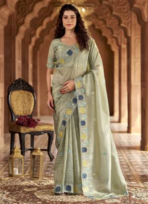 Attrective These Party Wear Saree in Fine Colored.These Saree Are Gold Crunchy Silk And Blouse is Gold Crunchy Silk Fabricated.Its Beautified With Designer Multy Thread Embroidery Patch,Cut Work.