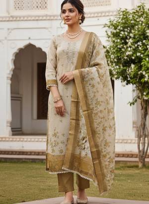 Attractive These Suit in Fine Colored Pair With Bottom And Dupatta.These Top Are Lilen Cotton And Dupatta Are Fabricated On Lilen Cotton Pair With Rayon Bottom.Its Beautified With Designer Printed, Hand Work.