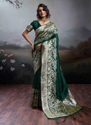 Attractive These Fastive And Party Wear Saree in Fine Colored.These Saree And Blouse is Fabricated On Silk Blend.Its Beautified With Woven Jacquard Jari Designer.