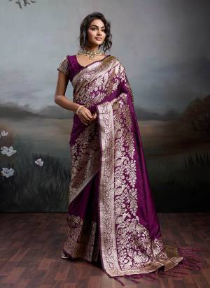 Attractive These Fastive And Party Wear Saree in Fine Colored.These Saree And Blouse is Fabricated On Silk Blend.Its Beautified With Woven Jacquard Jari Designer.