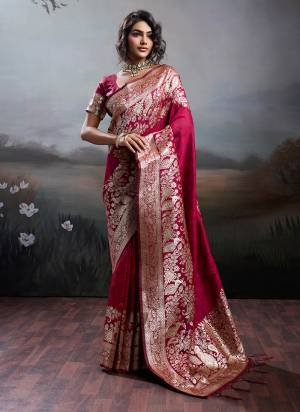 Attractive These Fastive And Party Wear Saree in Fine Colored.These Saree And Blouse is Fabricated On Silk Blend.Its Beautified With Woven Jacquard Jari Designer.