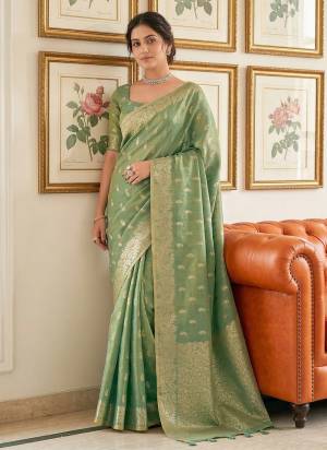 Attractive These Fastive And Party Wear Saree in Fine Colored.These Saree And Blouse is Fabricated On Tissue Silk.Its Beautified With Woven Jacquard Jari Designer.