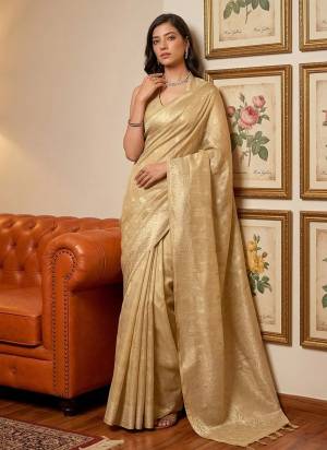 Attractive These Fastive And Party Wear Saree in Fine Colored.These Saree And Blouse is Fabricated On Tissue Silk.Its Beautified With Woven Jacquard Jari Designer.