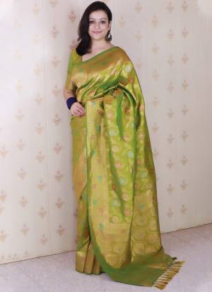 Garb These Party Wear Saree in Fine Colored.These Saree And Blouse is Fabricated On Banarasi Silk.Its Beautified With Weaving Jari,Meenakari Jaal Designer.