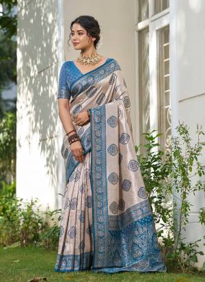 Garb These Fastive And Party Wear Saree in Fine Colored.These Saree And Blouse is Fabricated On Silk Blend.Its Beautified With Woven Resham Designer.