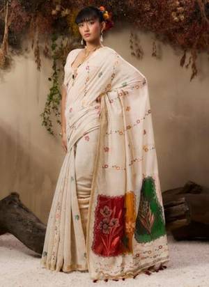 Garb These Festive Wear Saree in Fine Colored.These Saree And Blouse is Fabricated On Muga Cotton.Its Beautified With Multy Thread Weaving Designer.