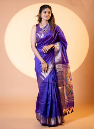 Looking These Festive Wear Saree in Fine Colored.These Saree And Blouse is Fabricated On Khadi Raw Silk.Its Beautified With Woven Meenakari Paithani Pallu Designer.