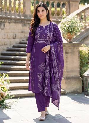 Garb These Suit in Fine Colored Pair With Bottom And Dupatta.These Top Are Muslin And Bottom Are Fabricated On Muslin Pair With Muslin Dupatta.Its Beautified With Designer Hand Printed.