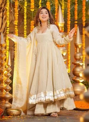 Garb These Suit in Fine Colored Pair With Bottom And Dupatta.These Top Are Chinon And Bottom Are Fabricated On Chinon Pair With Chinon Dupatta.Its Beautified With Designer Foil Printed.