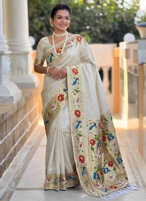 Attractive These Party Wear Saree in Fine Colored.These Saree Are Paithani Silk And Blouse is Fabricated On Paithani Silk.Its Beautified With Weaving Jacquard Meenakari Designer.