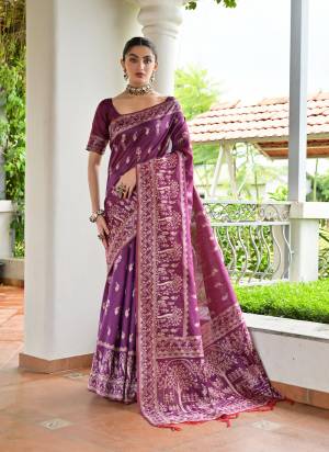 Garb These Festive Wear Saree in Fine Colored.These Saree And Blouse is Fabricated On Banglori Raw Silk.Its Beautified With Tradional Warli Weaving Designer.