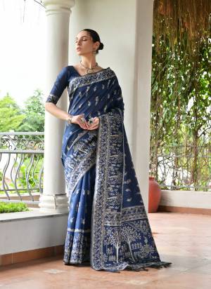 Garb These Festive Wear Saree in Fine Colored.These Saree And Blouse is Fabricated On Banglori Raw Silk.Its Beautified With Tradional Warli Weaving Designer.