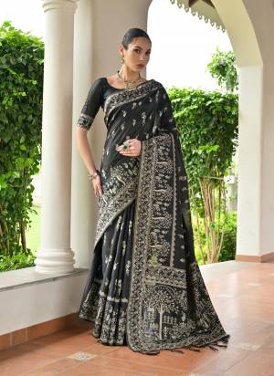 Garb These Festive Wear Saree in Fine Colored.These Saree And Blouse is Fabricated On Banglori Raw Silk.Its Beautified With Tradional Warli Weaving Designer.