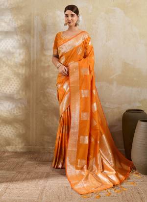 Garb These Fastive And Party Wear Saree in Fine Colored.These Saree And Blouse is Fabricated On Silk Blend.Its Beautified With Woven Jari Designer.