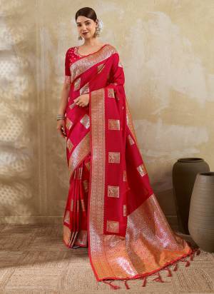 Garb These Fastive And Party Wear Saree in Fine Colored.These Saree And Blouse is Fabricated On Silk Blend.Its Beautified With Woven Jari Designer.