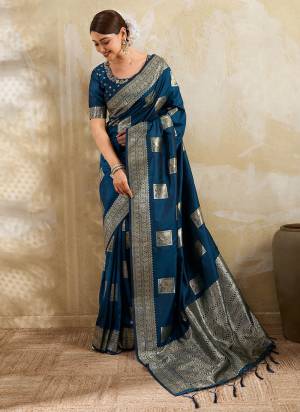 Garb These Fastive And Party Wear Saree in Fine Colored.These Saree And Blouse is Fabricated On Silk Blend.Its Beautified With Woven Jari Designer.