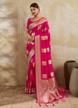 Garb These Fastive And Party Wear Saree in Fine Colored.These Saree And Blouse is Fabricated On Silk Blend.Its Beautified With Woven Jari Designer.