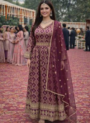 Attractive These Beautiful Looking Readymade Anarkali Suits.These Top Are Viscose Jacquard And Dupatta Are Net Fabricated.Its Beautified With Woven Jacquard Disigner, Embroidery Work.
