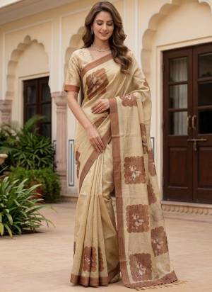 Garb These Fastive And Party Wear Saree in Fine Colored.These Saree And Blouse is Fabricated On Virana Silk.Its Beautified With Designer Printed With Dori Work.